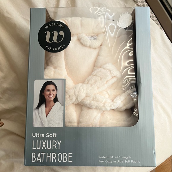 White Fluffy Robe - Picture 2 of 5